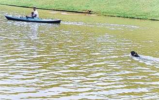 O ator Bruno Galiasso, o filho Zyan e o cachorrinho deles, que se jogou no rio para seguir canoa.  