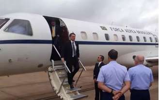 O presidente Jair Bolsonaro desembarca em avião da FAB