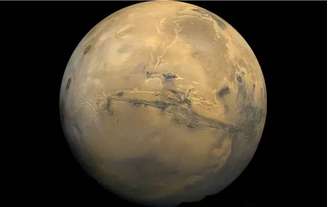 Na imagem de Marte é possível visualizar o Valles Marineris, grande desfiladeiro que corta o solo do planeta. Missão 'Mars One' promete formar uma colônia de humanos na superfície do corpo celeste a partir de 2025