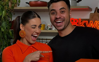 Léo Anterio, vencedor do Kwai Chef, posa com Beatriz Reis