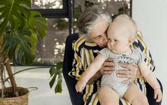 Mulher idosa segurando um bebê