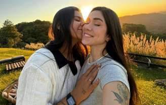 A cantora Yasmin Santos, de 27 anos, pediu em casamento a namorada, a influenciadora Maria Venture, de 25.