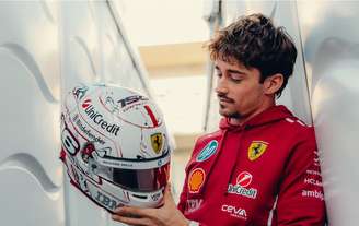 Charles Leclerc e o capacete especial para o GP do Japão