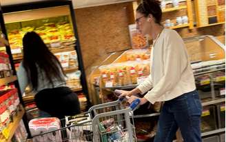 A chef e apresentadora Paola Carosella nas compras de mercado para sua casa