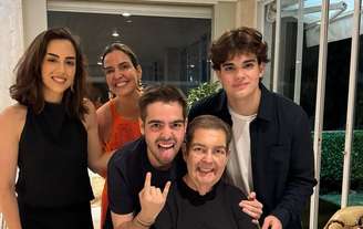 Faustão Silva reunido com os filhos e a esposa, Luciana Cardoso
