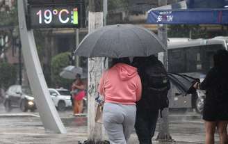 Tempo frio e chuvoso na região central de São Paulo, com termômetro marcando 19º graus, nesta sexta-feira, 10.