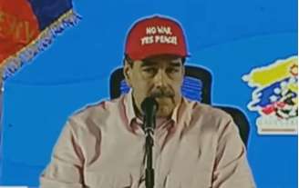 Maduro usa boné com a frase: 'No War, Yes Peace'.