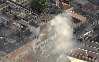 Chamas atingiram o terceiro andar de um prédio na avenida Vila Ema.