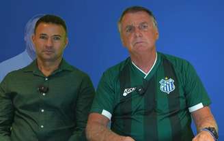 O vice-prefeito de São Paulo, Ricardo de Mello Araújo, ao lado do ex-presidente Jair Bolsonaro; aliado criticou o cancelamento de visita do governador Tarcísio de Freitas ao ex-chefe do Executivo.