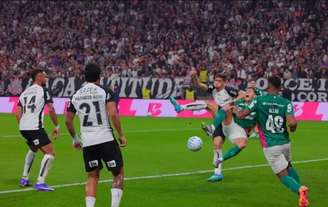 Sosa, do Palmeiras, teria sofrido pênalti de Gabriel Paulista, do Corinthians, no clássico