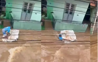 Rapaz agarrou-se a um isopor para tentar se proteger e sair da situação