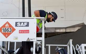 Combustível sustentável de aviação (SAF) no aeroporto de Dubai, em Dubai, Emirados Árabes Unidos, 30 de janeiro de 2023. REUTERS/Rula Rouhana