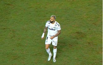 Gabigol é expulso por gesto obsceno após marcar contra o Vitória pelo Brasileirão