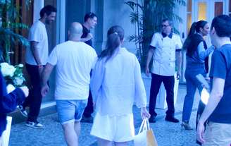 Ivete Sangalo deixa hotel acompanhada de novo namorado
