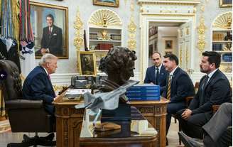 Trump elogia Flávio Bolsonaro e posta foto de encontro na Casa Branca