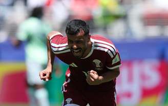 Boualem Khoukhi comemora após marcar o primeiro gol do Catar na Copa.