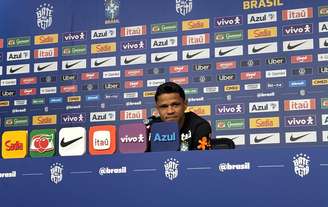Douglas Santos concede entrevista coletiva no hotel da Seleção Brasileira