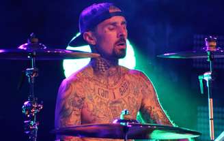 Travis Barker tocando bateria em 2016