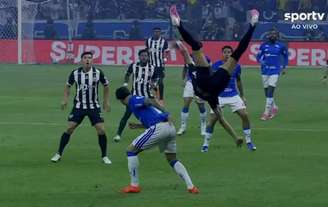 Falta cometida por Kaio Jorge em Cruzeiro x Atlético-MG levou zagueiro Ruan ao hospital.