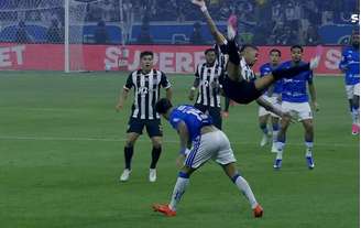 Falta cometida por Kaio Jorge em Cruzeiro x Atlético-MG levou zagueiro Ruan ao hospital.