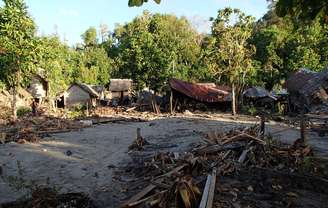 Imagem mostra casas danificadas em Venga, nas Ilhas Salomão, após serem atingidas pelo tsunami na quarta-feira