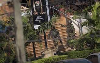Soldados deixam shopping Westgate no Quênia após forte explosão e tiros