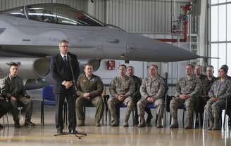 Presidente da Polônia, Bronislaw Komorowski, fala com homens da aviação dos Estados Unidos e da Polônia nesta terça-feira. Os EUA enviaram jatos para o país em meio às tensões na Ucrânia