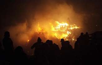 O fogo começou como um incêndio florestal em La Pólvora, mas o forte vento fez com que se propagasse para as regiões povoadas