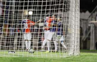 Atletas comemoram gol do zagueiro Anderson Rosa contra Ponte Preta