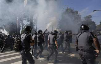 <p>Polícia lança bomba da gás lacrimogêneo contra manifestantes em São Paulo</p>