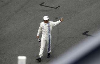 Felipe Massa, da Williams, cumprimenta a plateia depois de fazer a pole do GP da Áustria. 21/06/2014.