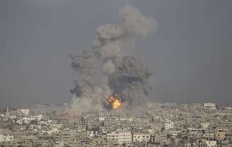 <p>Fumaça e chamas são vistas em Gaza após ataque israelense</p>