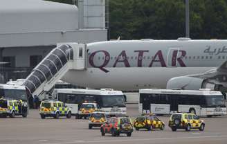 <p>Ônibus transporta passageiros que desembarcaram de um avião da Qatar Airways, depois que caças britânicos escoltaram a aeronave até o aeroporto de Manchester, nesta terça-feira, pela informação de que um dispositivo suspeito estaria a bordo</p>