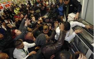 Consumidores disputam produtos durante a Black Friday em uma loja de departamentos em Londres, no Reino Unido