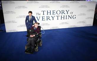 Ator Eddie Redmayne posa ao lado de Stephen Hawking durante estreia do filme "A Teoria de Tudo" em cinema no centro de Londres. 09/12/2014