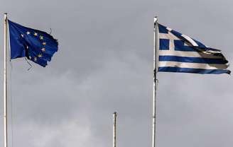 <p>Bandeiras desgastadas da Grécia e da UE em Atenas</p>