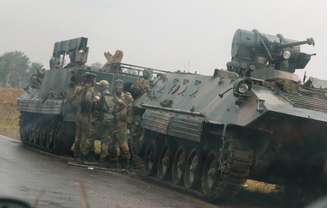 Soldados perto de veículos militares nos arredores de Harare, no Zimbábue
 14/11/2017     REUTERS/Philimon Bulawayo
