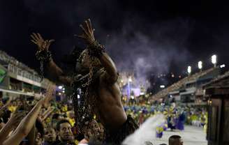 Na primeira noite de desfiles, a passagem da Paraíso do Tuiuti foi marcada por protesto