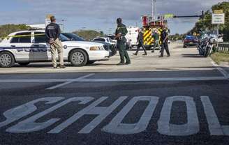 Escola na Florida alvo de massacre reabre parcialmente