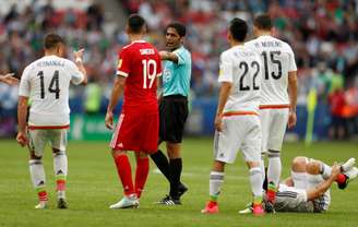 Árbitro Fahad Al Mirdasi  durante jogo da Copa das Confederações de 2017   REUTERS/John Sibley