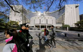 Pessoas passam por sede do banco central da China em Pequim 20/11/2013   REUTERS/Jason Lee