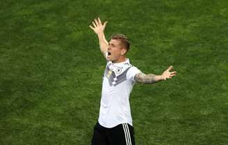 Toni Kroos comemora seu gol decisivo no fim do jogo entre Alemanha e Suécia