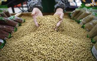 Funcionário separa grãos de soja em mercado em Hubei, na China
14/04/2014
REUTERS/Stringer