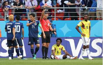 Colombiano Carlos Sanchez é expulso no jogo contra o Japão após colocar a mão na bola