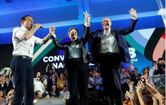Candidato do PSDB à Presidência saúda convencionais junto com a candidata a vice, senadora Ana Amélia, do PP
04/08/2018
REUTERS/Adriano Machado