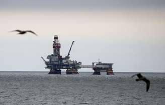 Aves passam por plataforma de petróleo operada pela empresa Lukoil no campo de petróleo de Filanovskogo, no Mar Cáspio 16/10/ 2018. REUTERS/Maxim Shemetov 