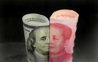 Nota de US$100 dólares com a imagem de Benjamin Franklin e uma cédula de 100 iuans com a imagem do líder chinês Mao Tse-Tung. 21/1/2016. REUTERS/Jason Lee