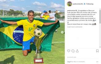 O meia-atacante Pedrinho, do Corinthians, comemora título com a Seleção Brasileira (Foto: Reprodução/Instagram)
