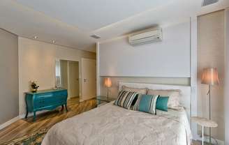 1. As cômodas coloridas se destacam no quarto de casal decorado com cores neutras – Foto: Espaço do Traço