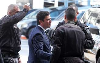 O ministro da Justiça e Segurança Pública, Sergio Moro (2º e/d), após visita à sede da Superintendência da Polícia Federal, no centro do Rio de Janeiro